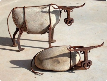 Sculpture din metal (stânga la fier vechi din dreapta) Sculpture din metal
