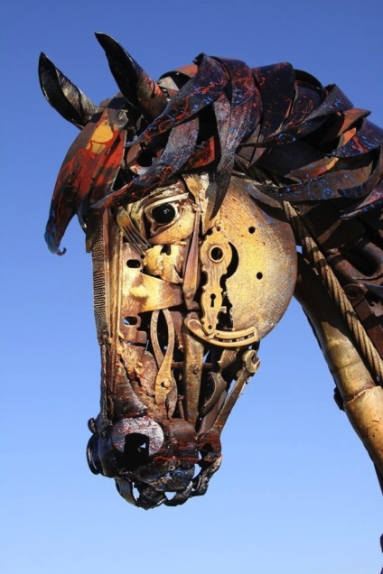 Sculpture din metal (stânga la fier vechi din dreapta) Sculpture din metal