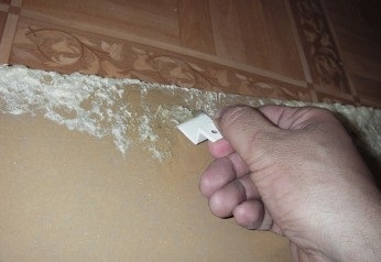 Se spală off spumă de asamblare (urme de spumă) Se spală off spumă de asamblare