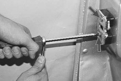 Demontarea și montarea de blocare a ușii din față - usa - masini Lada (VAZ) - manual de reparații și (21124) Îndepărtarea și instalarea de blocare a ușii din față - Ușa - automobilelor Lada (WHA) - manualul de reparații și