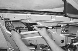 Demontarea și montarea de blocare a ușii din față - usa - masini Lada (VAZ) - manual de reparații și (lada) Îndepărtarea și instalarea de blocare a ușii din față - Ușa - automobilelor Lada (WHA) - manualul de reparații și