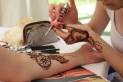 Henna tatuaj toate clasele de master care vizitează cursuri de master pentru orice evenimente (henna) tatuaj Henna toate clasele de master care vizitează cursuri de master pentru toate ocaziile