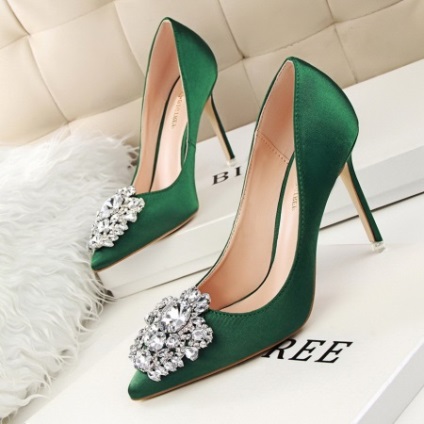 Pantofi cu cristale (59 poze) modele cu tocuri Swarovski si fara (strasuri) Pantofi cu cristale (59 poze) modele cu tocuri Swarovski si fara