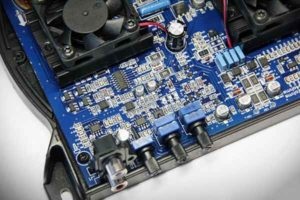 Amplificator Single-canal pentru subwoofer - svehkompaktny, convenabil (subwoofer) Amplificator Single-canal pentru subwoofer - svehkompaktny, convenabil