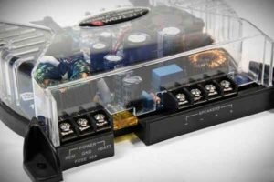 Amplificator Single-canal pentru subwoofer - svehkompaktny, convenabil (amplificator) Amplificator Single-canal pentru subwoofer - svehkompaktny, convenabil