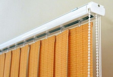 Instalarea de jaluzele verticale cu ghidul lor mâini (lor) Instalarea de jaluzele verticale cu ghidul lor mâini