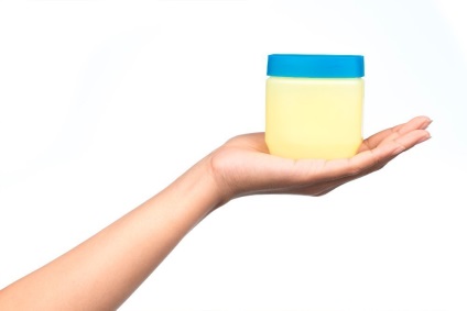 Petrolatum în produsele cosmetice este bun sau rău (Alan Dattner dermatolog) Petrolatum în produsele cosmetice este bun sau rău