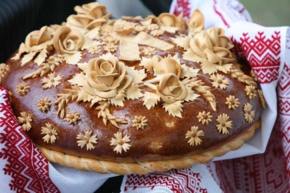 Întâlnire cuplu de tineri cu o pâine (tânăr) Întâlnire cu pâine tânără