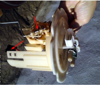 Înlocuirea filtrului de carburant Nissan Almeria (Nissan) Înlocuirea filtrului de carburant Nissan Almera