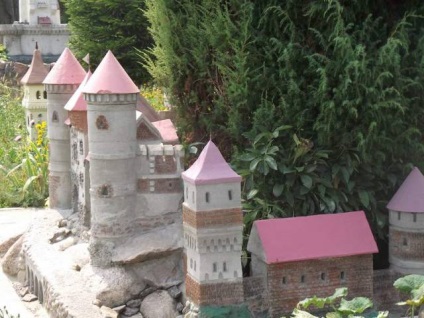 Castelul din țară - cu ușurință, 6 acri (Castle) Castelul din țară - cu ușurință 6 acri
