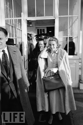 105 idei de la hermes, cum de a lega o eșarfă de mătase, Serafima dvoretskaya (mătase) 105 idei de la hermes, cum de a lega o eșarfă de mătase, Serafima dvoretskaya