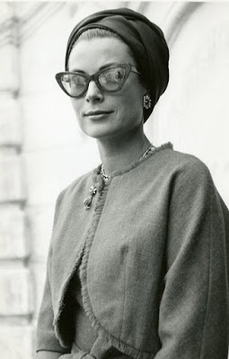 105 idei de la hermes, cum de a lega o eșarfă de mătase, dvoretskaya Serafima (femei) 105 idei de la hermes, cum de a lega o eșarfă de mătase, Serafima dvoretskaya