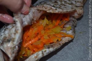 Crap umplut cu legume la cuptor (acest fel de mâncare) Crap umplut cu legume la cuptor