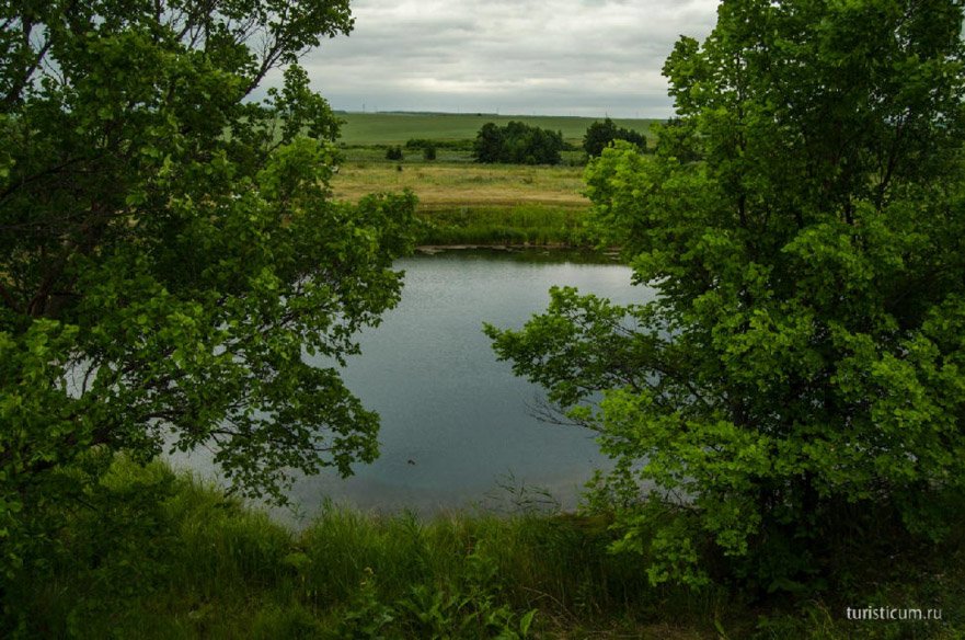 lac albastru și denivelare de munte, regiunea Samara, zona Serghie