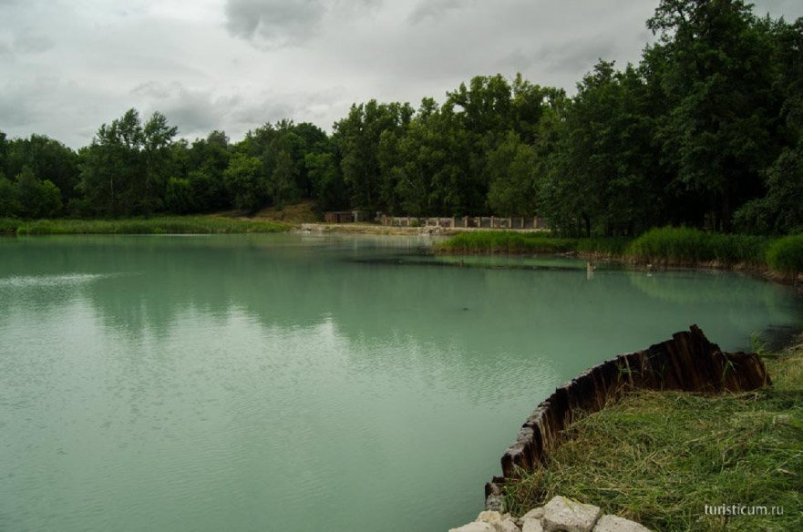 Lac albastru și denivelare de munte, regiunea Samara, zona Serghie (albastru) lac albastru și denivelare de munte, regiunea Samara, zona Serghie