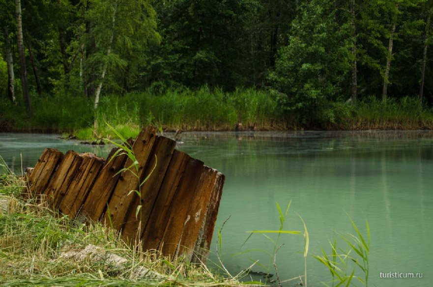 lac albastru și denivelare de munte, regiunea Samara, zona Serghie