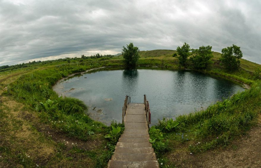 Lac albastru și denivelare de munte, regiunea Samara, zona Serghie (Lake) lac albastru și denivelare de munte, regiunea Samara, zona Serghie
