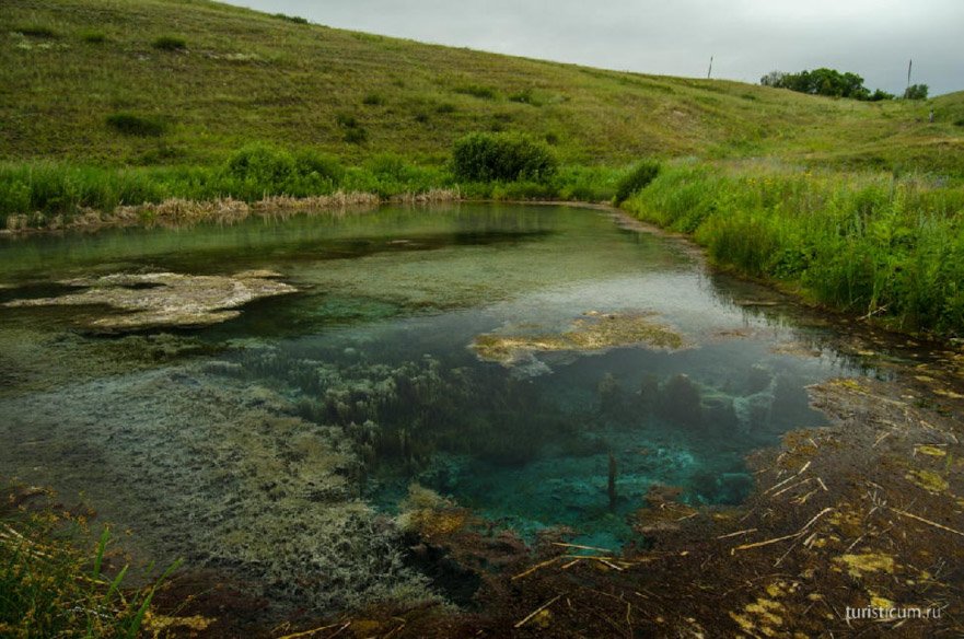 Lac albastru și denivelare de munte, regiunea Samara, zona Serghie (albastru) lac albastru și denivelare de munte, regiunea Samara, zona Serghie