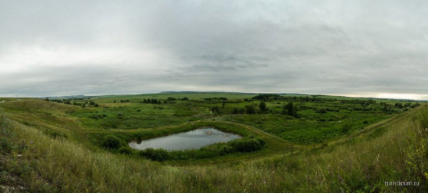 Lac albastru și denivelare de munte, regiunea Samara, zona Serghie (albastru) lac albastru și denivelare de munte, regiunea Samara, zona Serghie