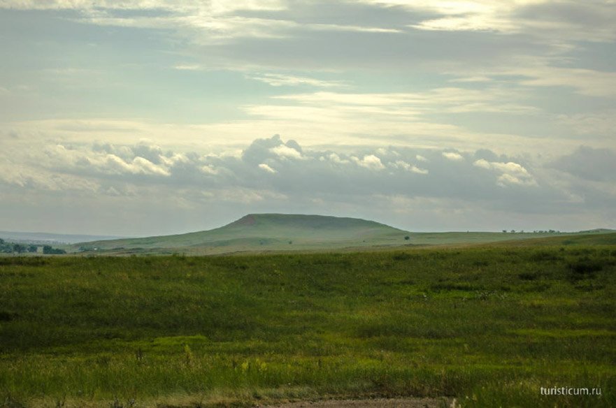 Lac albastru și denivelare de munte, regiunea Samara, zona Serghie (albastru) lac albastru și denivelare de munte, regiunea Samara, zona Serghie