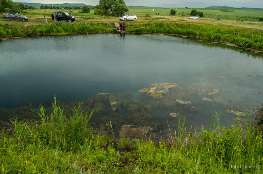 Lac albastru și denivelare de munte, regiunea Samara, zona Serghie (albastru) lac albastru și denivelare de munte, regiunea Samara, zona Serghie