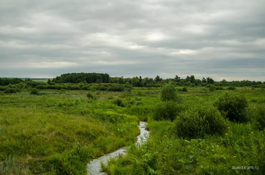 Lac albastru și denivelare de munte, regiunea Samara, zona Serghie (albastru) lac albastru și denivelare de munte, regiunea Samara, zona Serghie