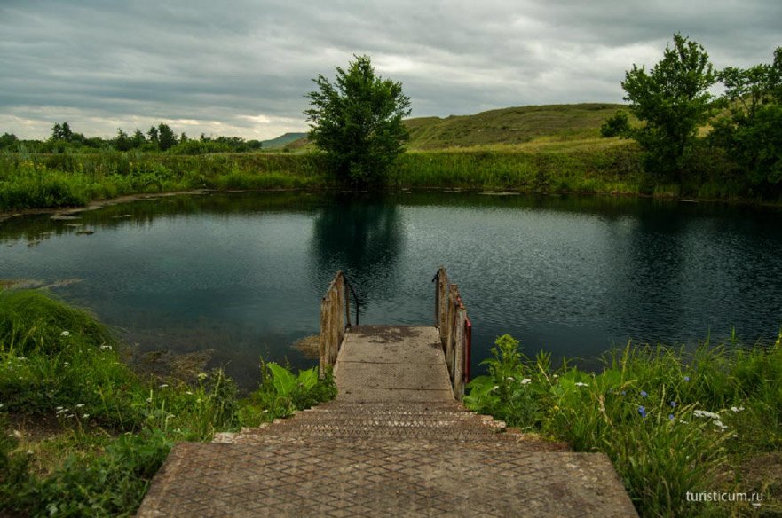 Lac albastru și denivelare de munte, regiunea Samara, zona Serghie (munte) lac albastru și denivelare de munte, regiunea Samara, zona Serghie