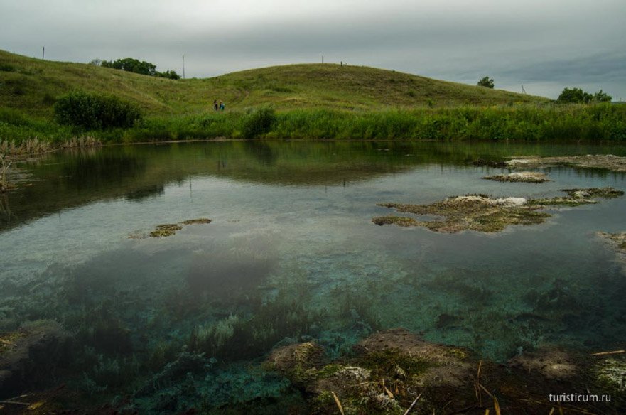 Lac albastru și denivelare de munte, regiunea Samara, zona Serghie (albastru) lac albastru și denivelare de munte, regiunea Samara, zona Serghie