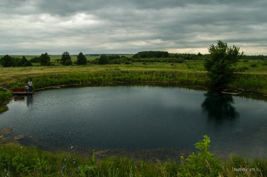 Lac albastru și denivelare de munte, regiunea Samara, zona Serghie (Lake) lac albastru și denivelare de munte, regiunea Samara, zona Serghie