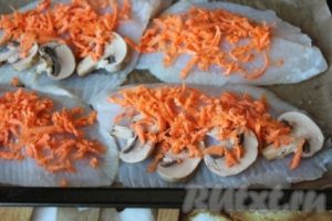 roz somon cu orez la cuptor - pregătirea pas cu pas, cu fotografii (frec o răzătoare grosier) roz somon cu orez la cuptor - pregătirea pas cu pas, cu fotografii