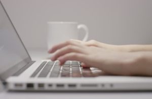 Cum se curata tastatura de pe laptop (curat) Cum se curata o tastatura pe un laptop