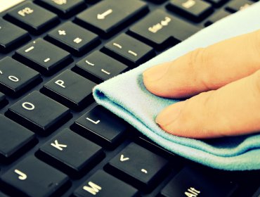 Cum se curata tastatura de pe laptop (curat) Cum se curata o tastatura pe un laptop