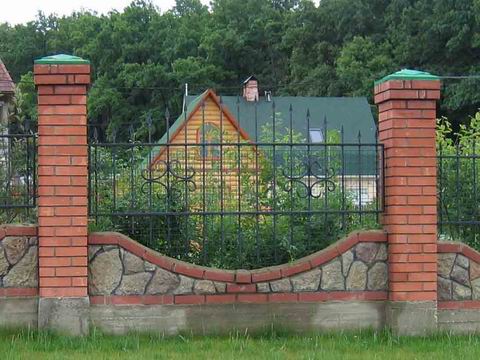 Cum de a construi un gard de caramida la cabana