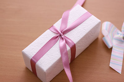 Как да вържеш панделка на кутия за подарък - три начина