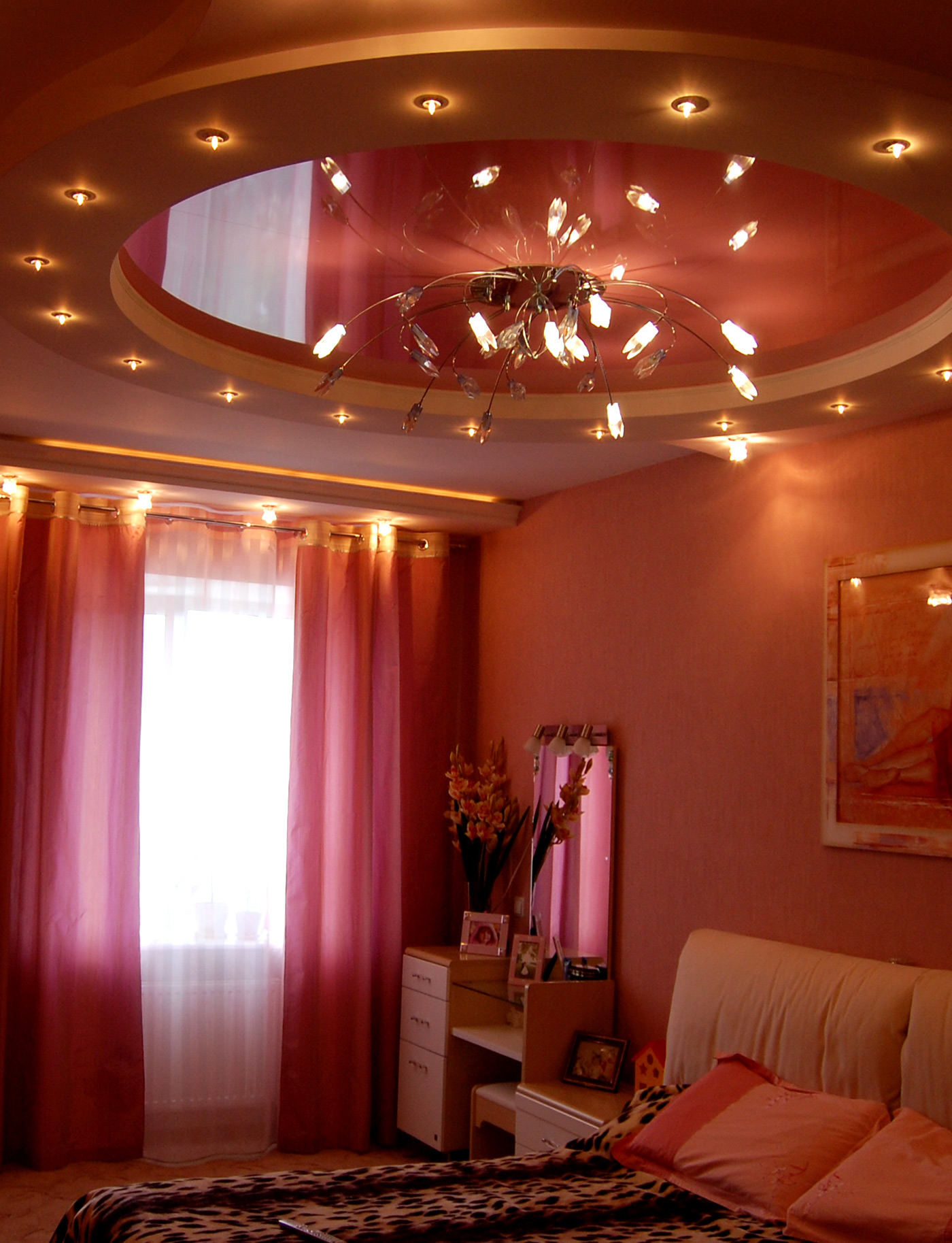 intindere plafon rotund de gips carton, modul de a face instalarea unei hectolitri cu iluminare din spate cu două niveluri în (tensiune) Runda întindere plafon de gips carton, modul de a face instalarea unei hectolitri pe două nivele afișajelor