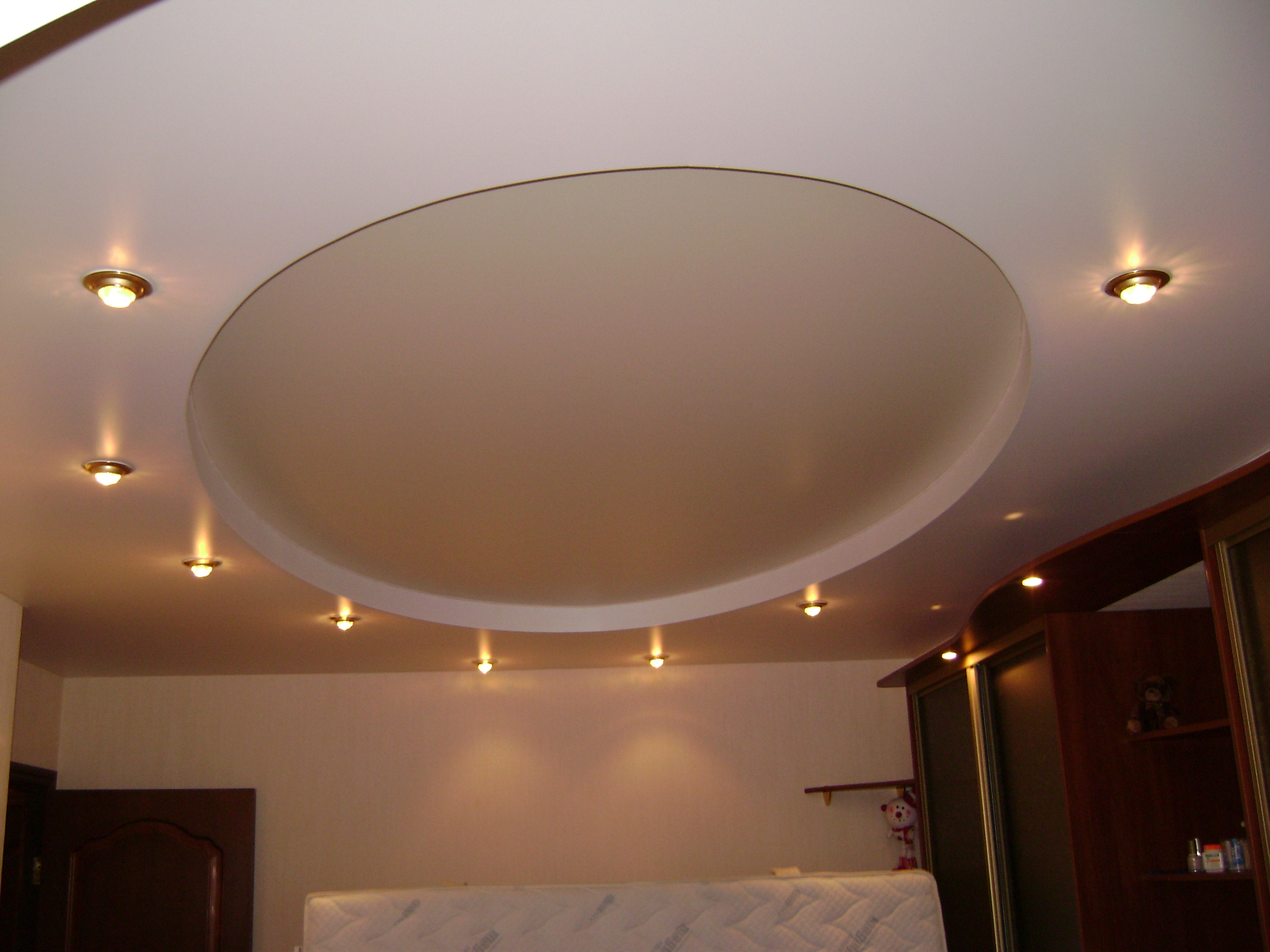 intindere plafon rotund de gips carton, modul de a face instalarea unei hectolitri cu iluminare din spate cu două niveluri în (tensiune) Runda întindere plafon de gips carton, modul de a face instalarea unei hectolitri pe două nivele afișajelor