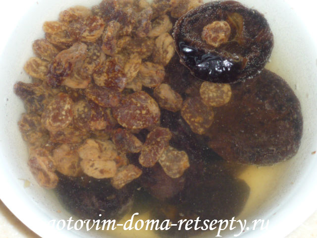 De pui prăjit în tigaie stafide, prune și (pulpă de pui) Pui prăjit într-o tigaie cu prune uscate si stafide