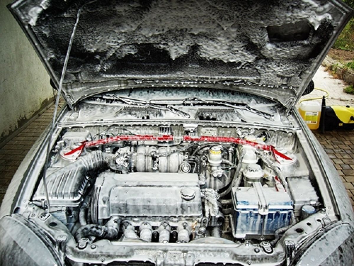 Life hacking săptămână cum să se spele corect spatiul capota masinii (compartimentul motor) Life hacking săptămână cum să se spele corect spatiul capota masinii