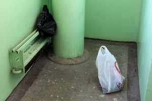 Coșul de gunoi în casa scării unde să meargă și posibila penalizare (intrare) Coșul de gunoi în casa scării unde să meargă și posibila penalizare