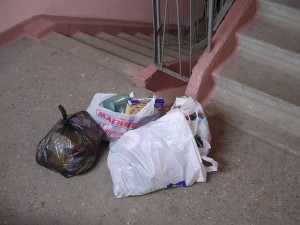 Coșul de gunoi în casa scării unde să meargă și posibila penalizare (intrare) Coșul de gunoi în casa scării unde să meargă și posibila penalizare