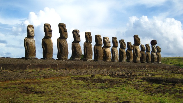 statui Moai din Insula Paștelui și pietre