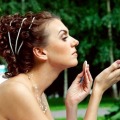 Bretonul cu ajutorul o banda de cauciuc în jurul capului pentru a crea o imagine unică (în jur) Bretonul cu ajutorul o banda de cauciuc în jurul capului pentru a crea o imagine unică
