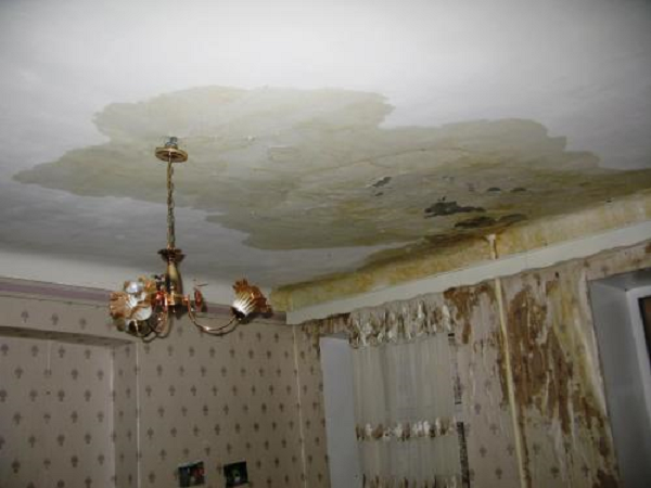 Scurgerile de acoperiș în apartament, ce să facă (apartament) Scurgerile de acoperiș în apartament, ce să facă