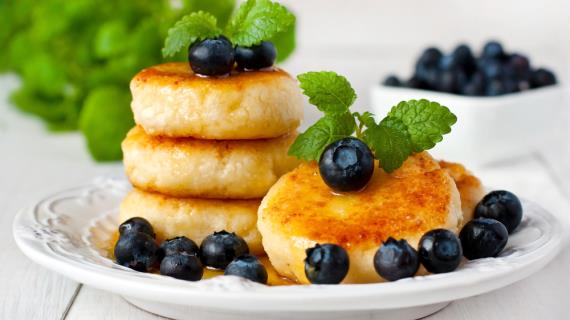 Cheesecakes de brânză de vaci reteta clasica cu fotografie (brânză de vaci) Cheesecakes de brânză de vaci reteta clasica cu o fotografie