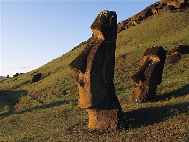 statui Moai pe Insula Paștelui - minuni ale lumii (insula) statui Moai pe Insula Paștelui - minuni ale lumii