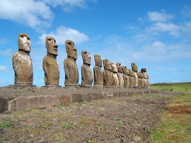 statui Moai pe Insula Paștelui - minuni ale lumii (insula) statui Moai pe Insula Paștelui - minuni ale lumii