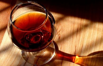 Alcoolul ca o parte din produse cosmetice (folie de plastic pe partea de sus a capului) Alcoolul în compoziția produselor cosmetice
