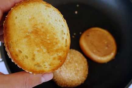 Burger american cu carne de pui si bacon, sos de gratar de casă - Andy Chef - un blog despre produse alimentare, și (blog) Burger american cu carne de pui si bacon, sos de gratar de casă - Andy Chef - un blog despre mâncare și
