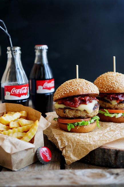 Burger american cu carne de pui si bacon, sos de gratar de casă - Andy Chef - un blog despre mâncare și (Burger) Burger american cu carne de pui si bacon, sos de gratar de casă - Andy Chef - un blog despre mâncare și