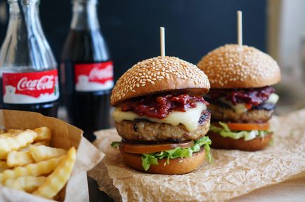 Burger american cu carne de pui si bacon, sos de gratar de casă - Andy Chef - un blog despre produse alimentare și (gustul combină apetitul) Burger american cu carne de pui si bacon, sos de gratar de casă - Andy Chef - un blog despre mâncare și